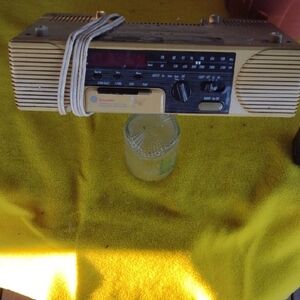 GE SPACEMAKER Stereo Radio Clock/with Cassette Player &Light& Outlet- Beige